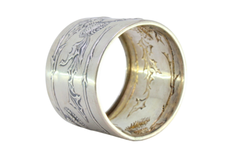 Argola de guardanapo em prata com folhas de acanto relevadas envolvendo cartela para monograma.